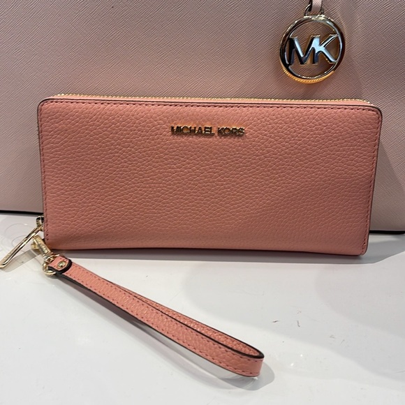 MICHAEL KORS
Leather Continental Wristlet Phone Case Wallet
Primrose
NWT - Picture 6 of 16